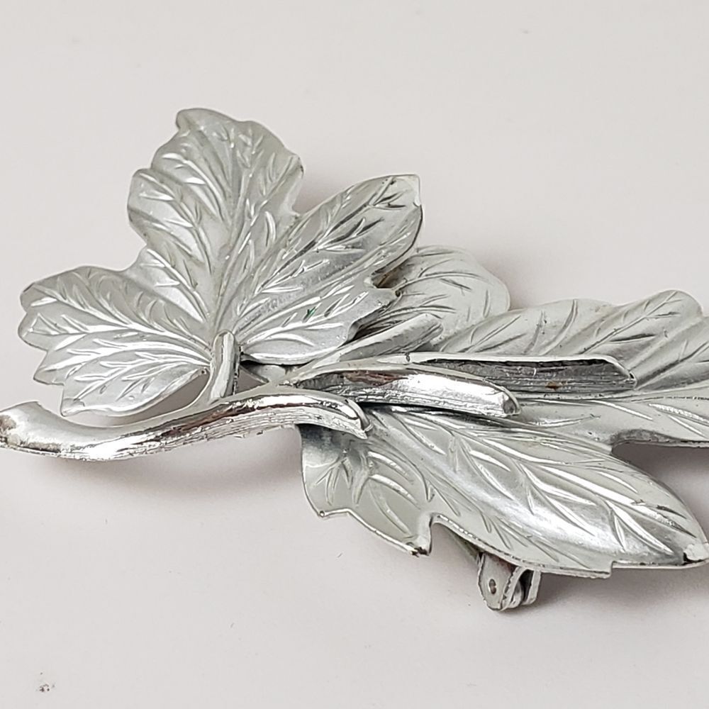 SILVER-TONE MAPLE LEAVES Brooch Pin - Picture 2 of 5